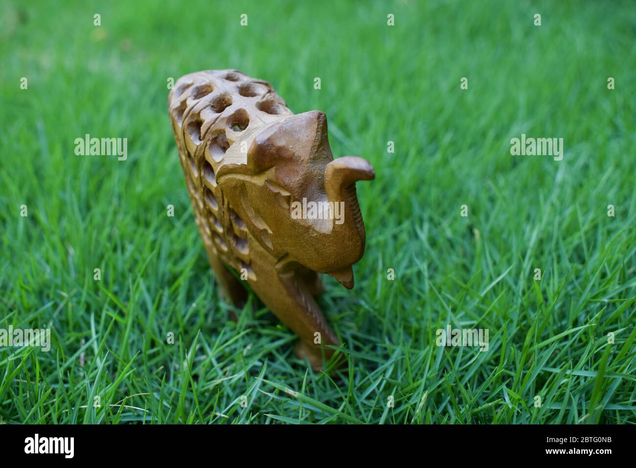 Éléphant de marche en bois dans un autre éléphant fait de bois de kadamb avec sculpture complexe, fait à la main par les artisans du Rajasthan en Inde sur l'extérieur b Banque D'Images
