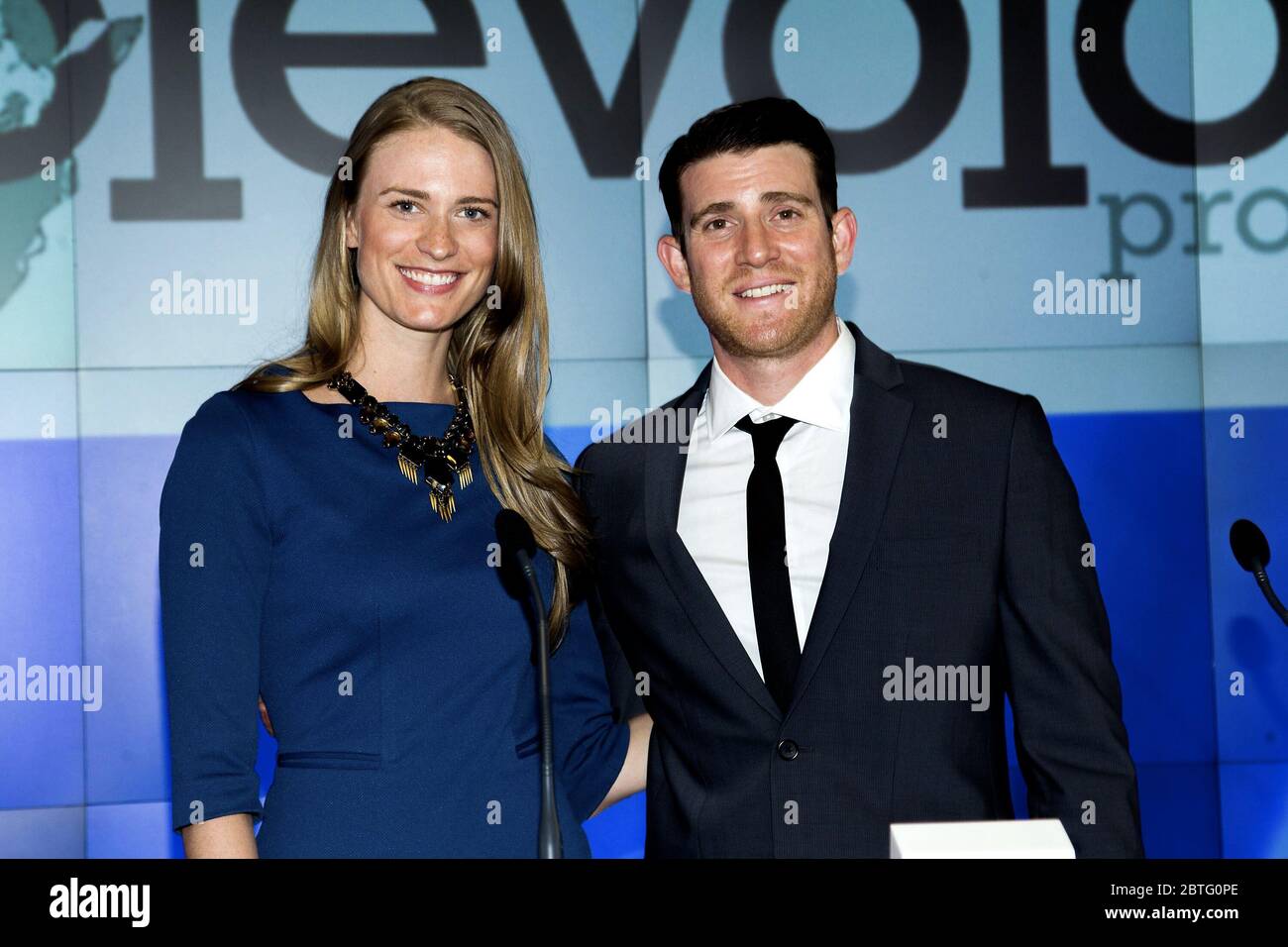 New York, NY, États-Unis. 13 mai 2015. Julie Henderson, Bryan Greenberg, du projet Olevolos à la cloche de clôture du marché boursier Nasdaq au NASDAQ. Crédit : Steve Mack/Alay Banque D'Images