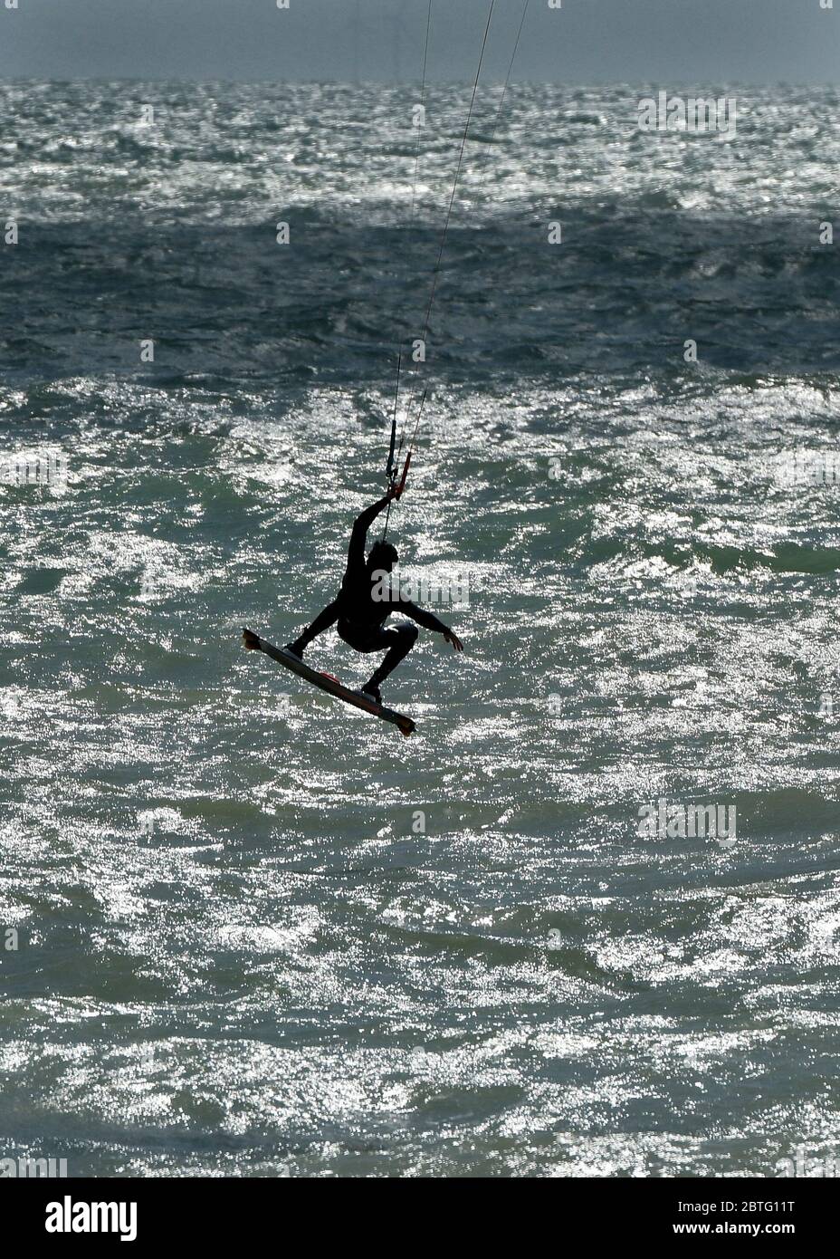 « Brighton 24th/25th Spring Holiday Weekend pendant #2020 levée partielle du blocage du coronavirus. Kite surfeur, jet ski, ski nautique et vue panoramique des baigneurs sur la plage crédit: Leo Mason sports/Alay Live News Banque D'Images