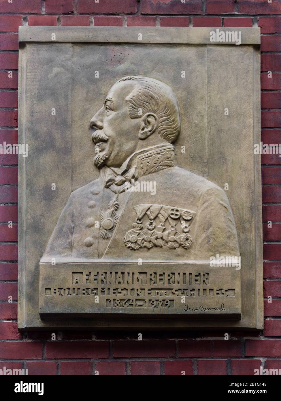 Plaque de pierre sculptée célébrant Fernand Bernier de Saint-Gilles par Jean Cameel - Bruxelles, Belgique. Banque D'Images