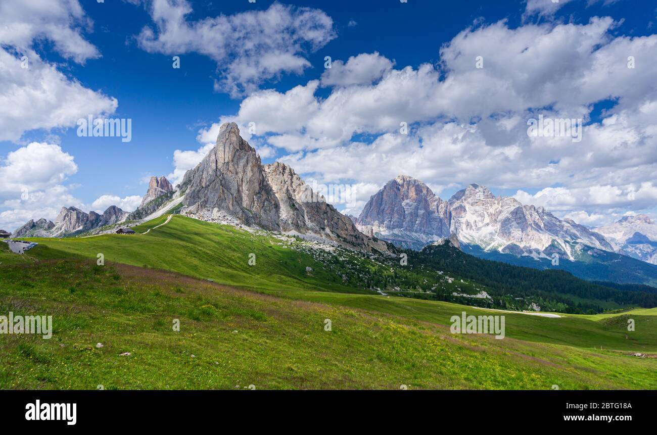 Vue depuis Passo Giau sur Tofanes, Dolomites, Italie. Vue prise le jour ensoleillé sur les massifs rocheux pittoresques de Nuvolau (Ra Gusela) et de Tofanes. Banque D'Images