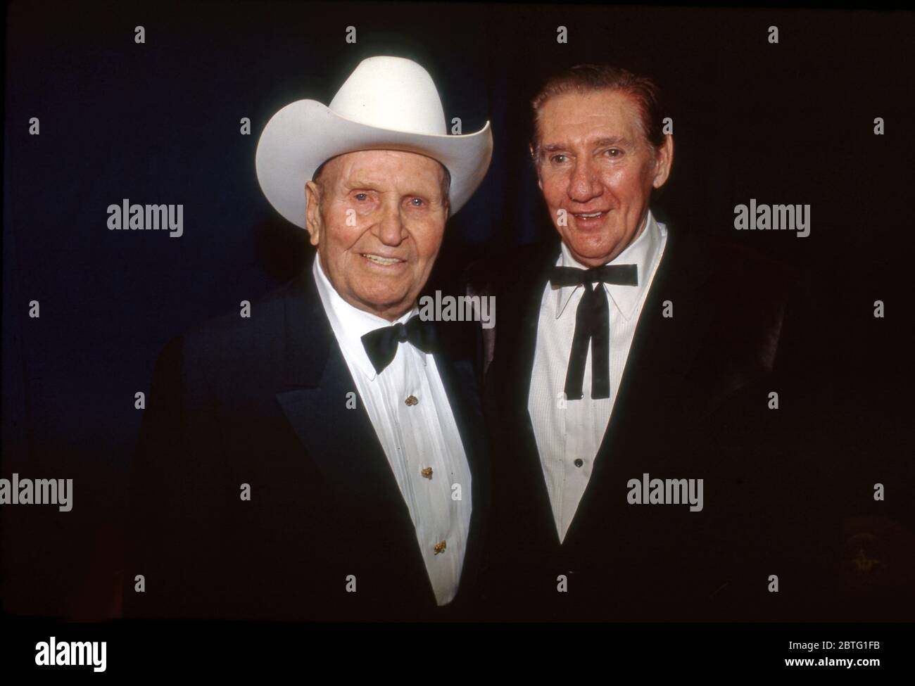 Gene Autry et son cooptkick de longue date Pat Buttram assistent à un événement au musée Gene Autry à Los Angeles, vers les années 1980 Banque D'Images
