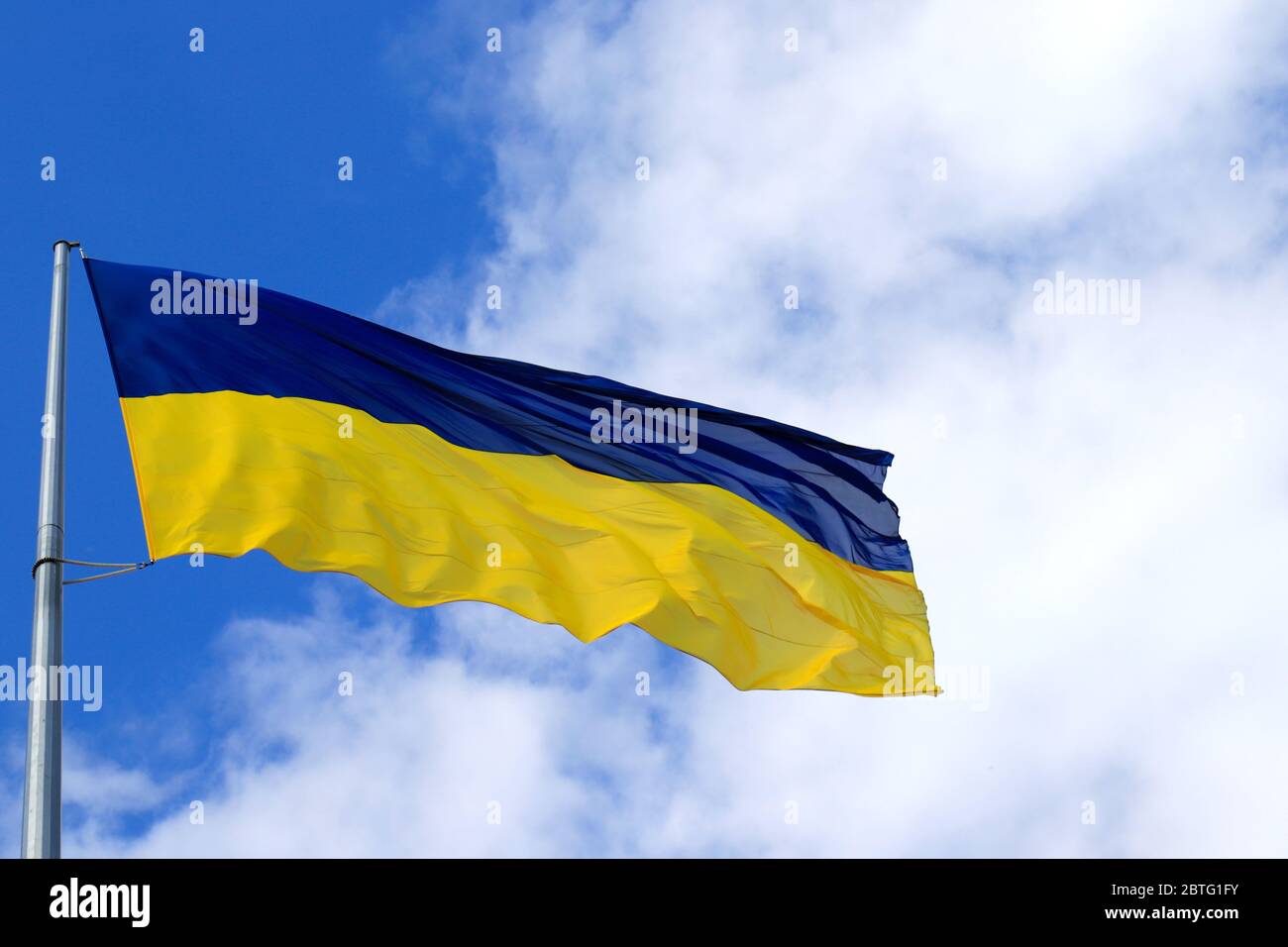 Le grand drapeau national de l'Ukraine vole dans le ciel. Grand drapeau ukrainien jaune bleu dans la ville de Dnepr, indépendance, Constitution, jour du défenseur Banque D'Images