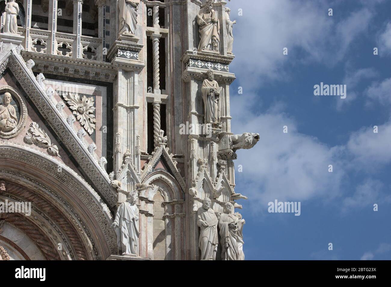 Sienne Toscane Italie. Cattedrale di Santa Maria Assunta construit 1220 - 1370 dans le style romano-gothique. Détails de la façade. Banque D'Images