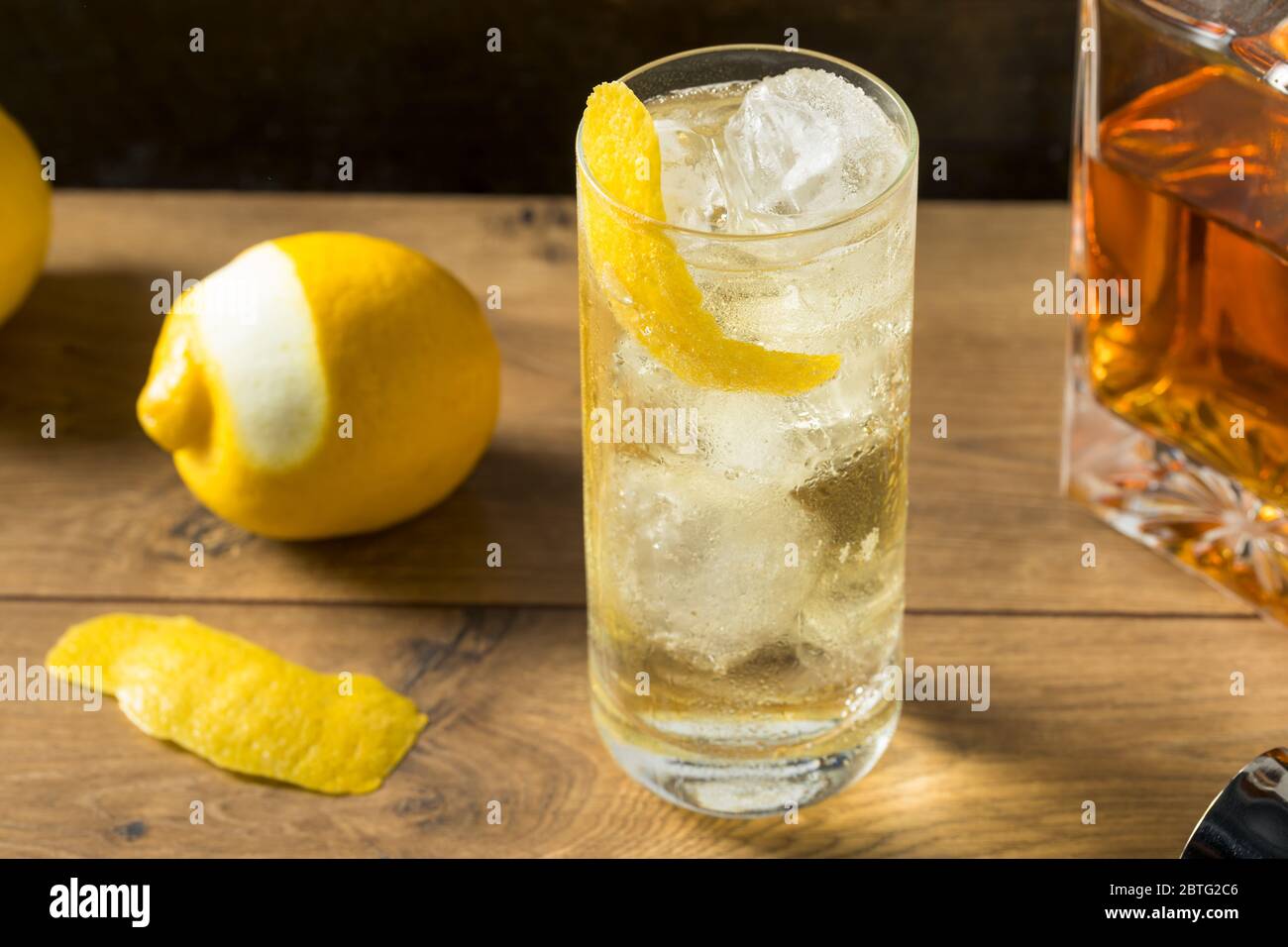 Whiskey alcoolique et Soda highball avec citron Banque D'Images