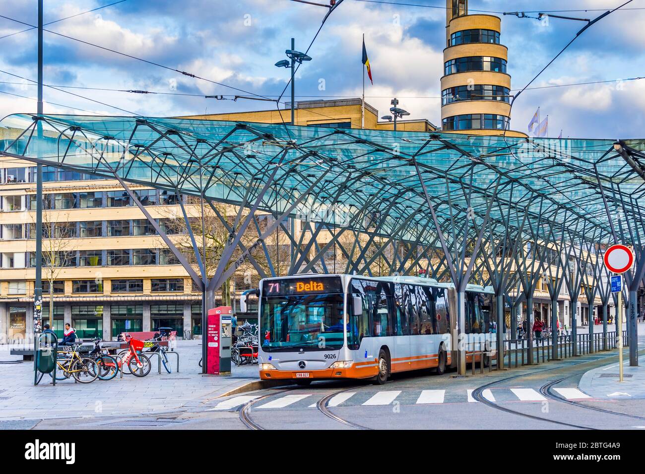 Toit moderne en verre au-dessus du dépôt de bus/RAM de Flagey, place Eugene Flagey, Bruxelles, Belgique. Banque D'Images