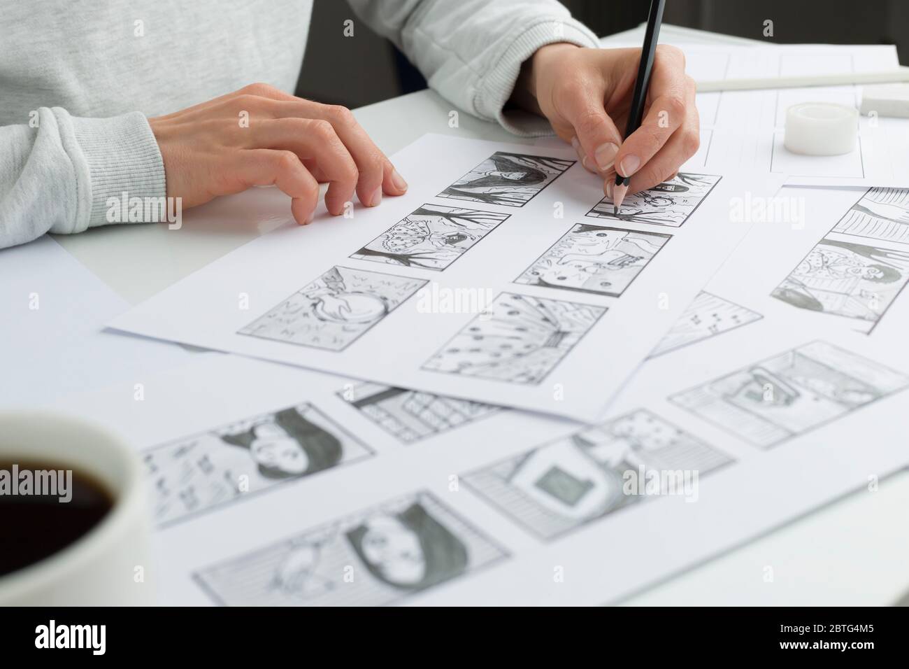 L'illustrateur artistique dessine un storyboard pour le film. L'animateur crée des esquisses pour la bande dessinée. Banque D'Images