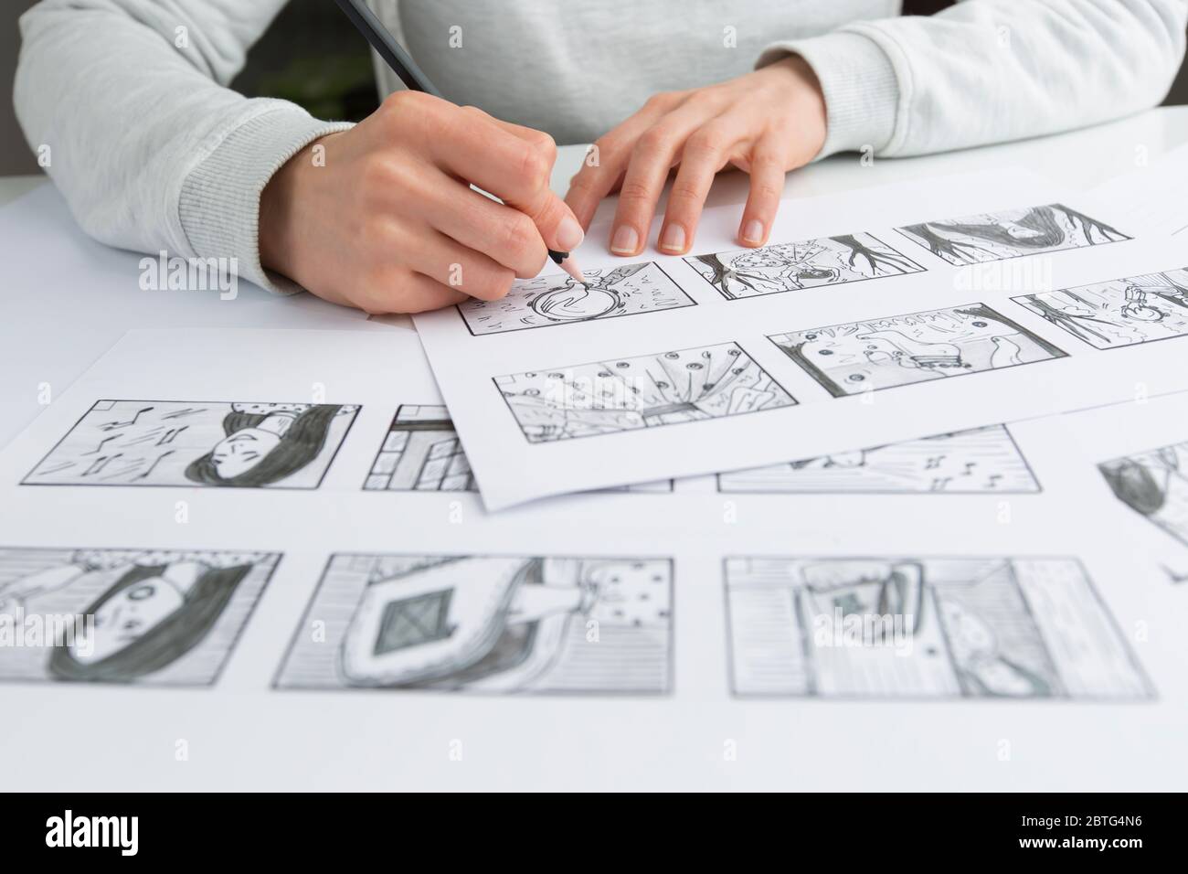 L'illustrateur artistique dessine un storyboard pour le film. L'animateur crée des esquisses pour la bande dessinée. Banque D'Images