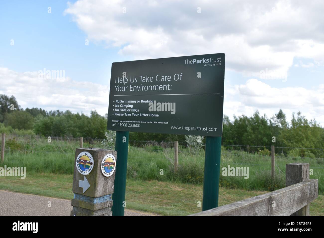 Marqueur pour le sentier de l'aqueduc du tronc de fer à Milton Keynes. Banque D'Images