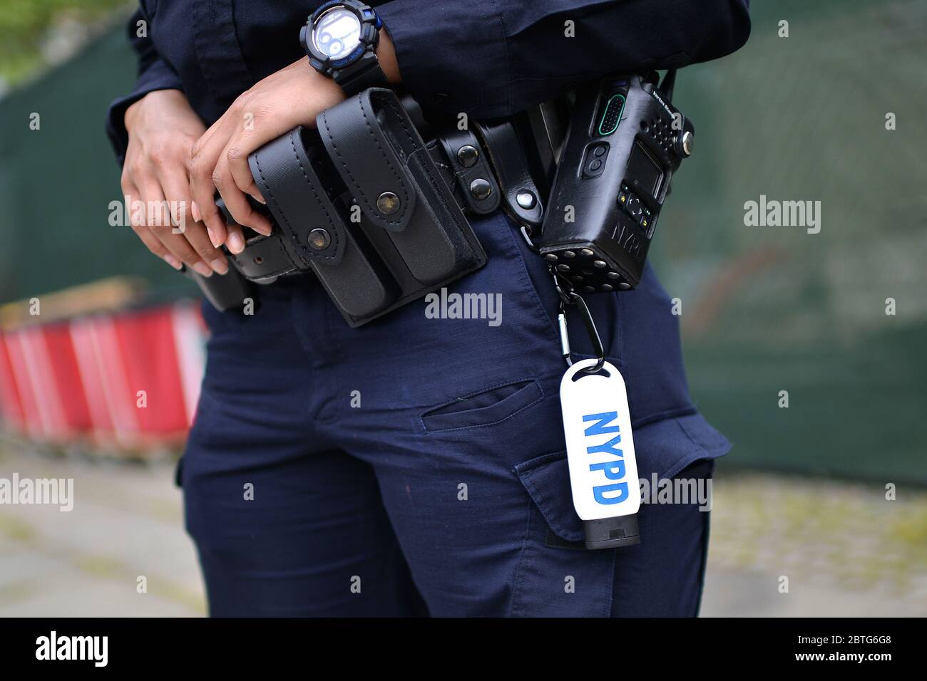 New York, États-Unis. 25 mai 2020. Un officier de NYPD porte une petite  bouteille de désinfectant pour les mains sur sa ceinture utilitaire au  moment de la pandémie COVID-19, lors d'une cérémonie
