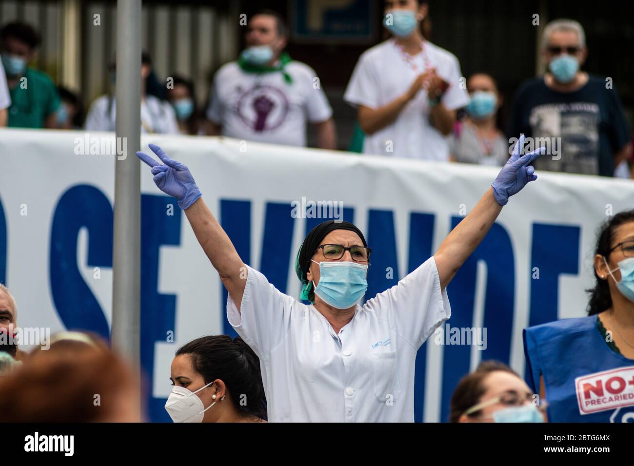 Madrid, Espagne. 25 mai 2020. Un professionnel de la santé qui signe la victoire à l'hôpital 12 de Octubre. Les travailleurs de la santé procèdent à la première manifestation pendant la crise du coronavirus contre la précarité de leur travail, Madrid étant entrée dans la transition dite de phase 1 du confinement du coronavirus. Crédit: Marcos del Mazo/Alay Live News Banque D'Images