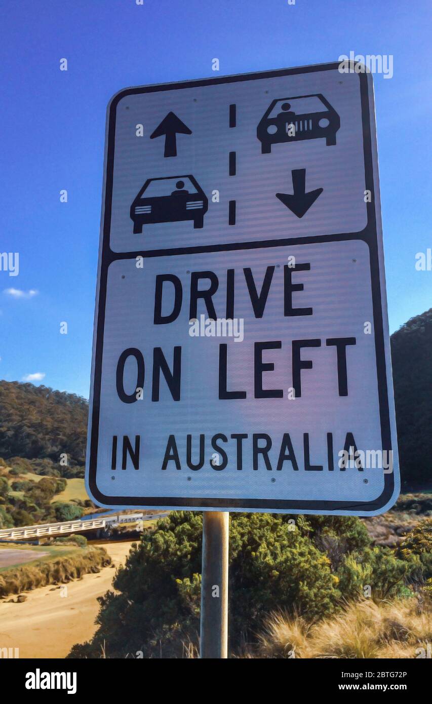 Panneau indiquant qu'en Australie, nous conduisons sur le côté gauche de la route. Banque D'Images