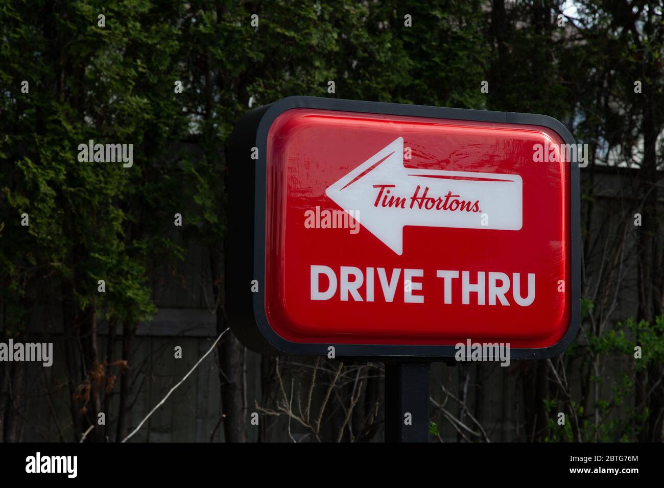 L'enseigne Tim Hortons au drive-in d'un restaurant d'Ottawa, Ontario, au Canada, est ouverte aux clients du drive-in pendant la pandémie COVID-19. Banque D'Images