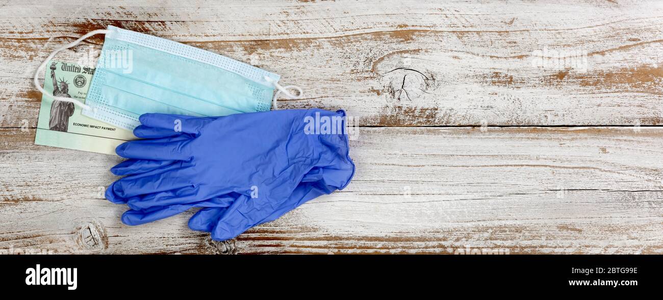 Contrôle de stimulation de l'impact économique sur un bureau en bois blanc avec équipement de protection individuelle Banque D'Images