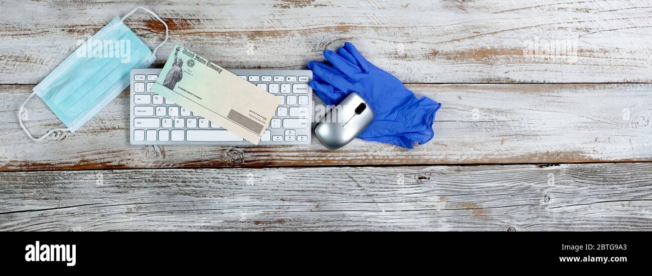 Contrôle de stimulation de l'impact économique sur un bureau en bois blanc avec protection personnelle et équipement informatique Banque D'Images