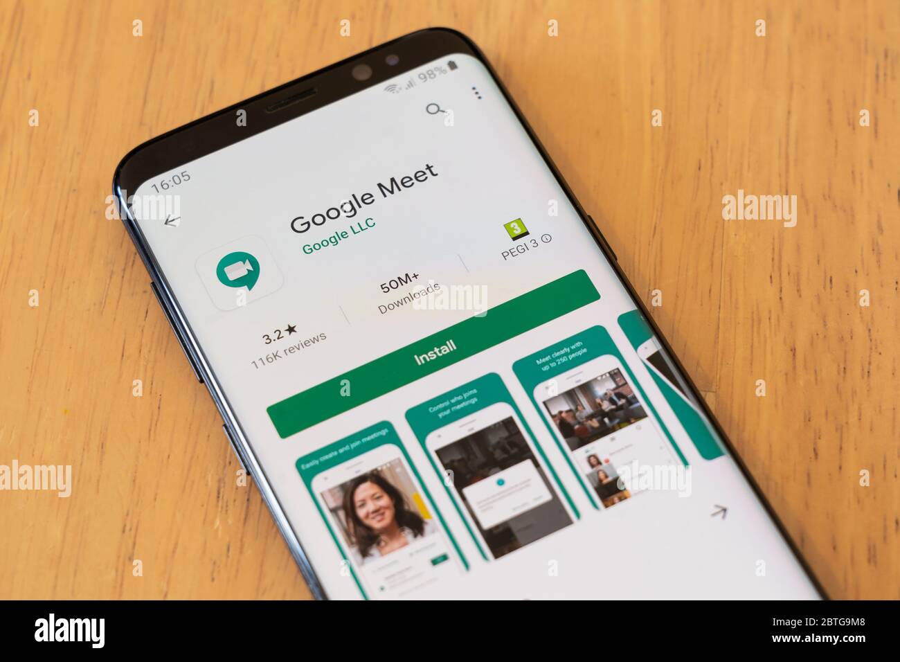 L'écran d'installation de Google Play sur un smartphone pour Google Meet - une application de visioconférence sécurisée Banque D'Images