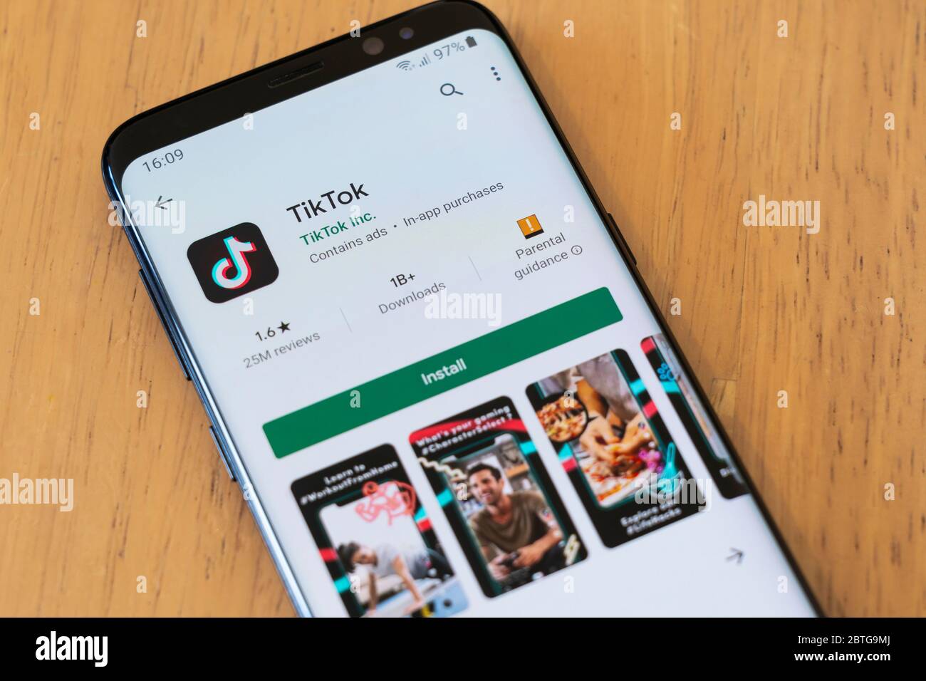 L'écran d'installation de Google Play sur un smartphone pour Tik Tok - une application chinoise de partage de vidéos et de réseaux sociaux Banque D'Images