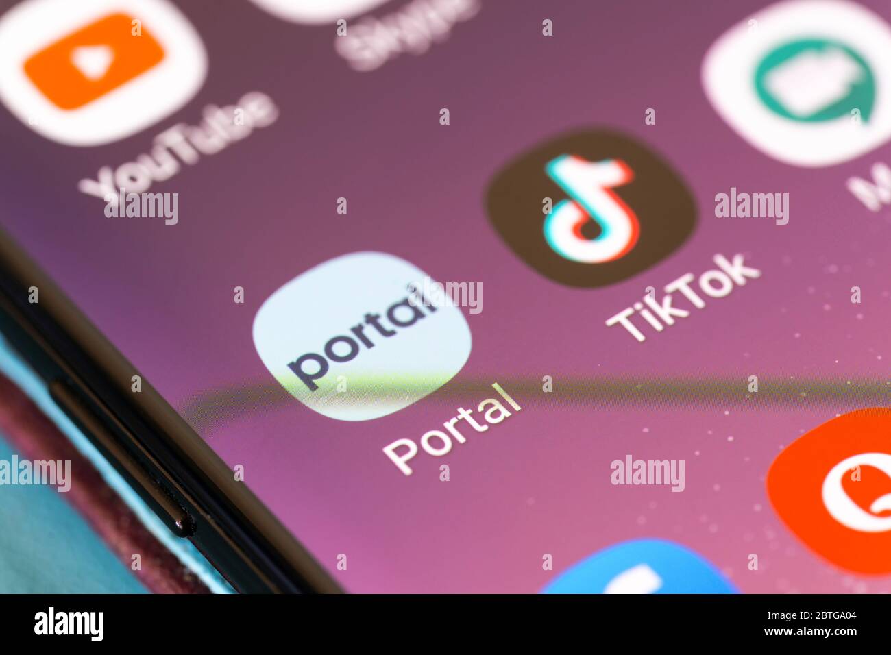 Gros plan de l'application Portal de Facebook sur un écran de smartphone qui vous permet de contrôler les appareils Portal avec votre smartphone Banque D'Images