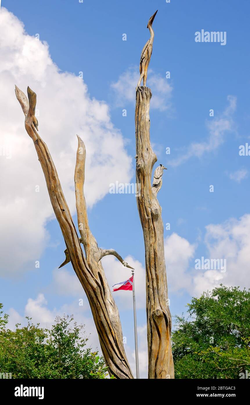 Le drapeau de l'État du Mississippi est représenté entre les branches d'une sculpture sur tronçonneuse au Mississippi Welcome Center à Moss point, Mississippi. Banque D'Images