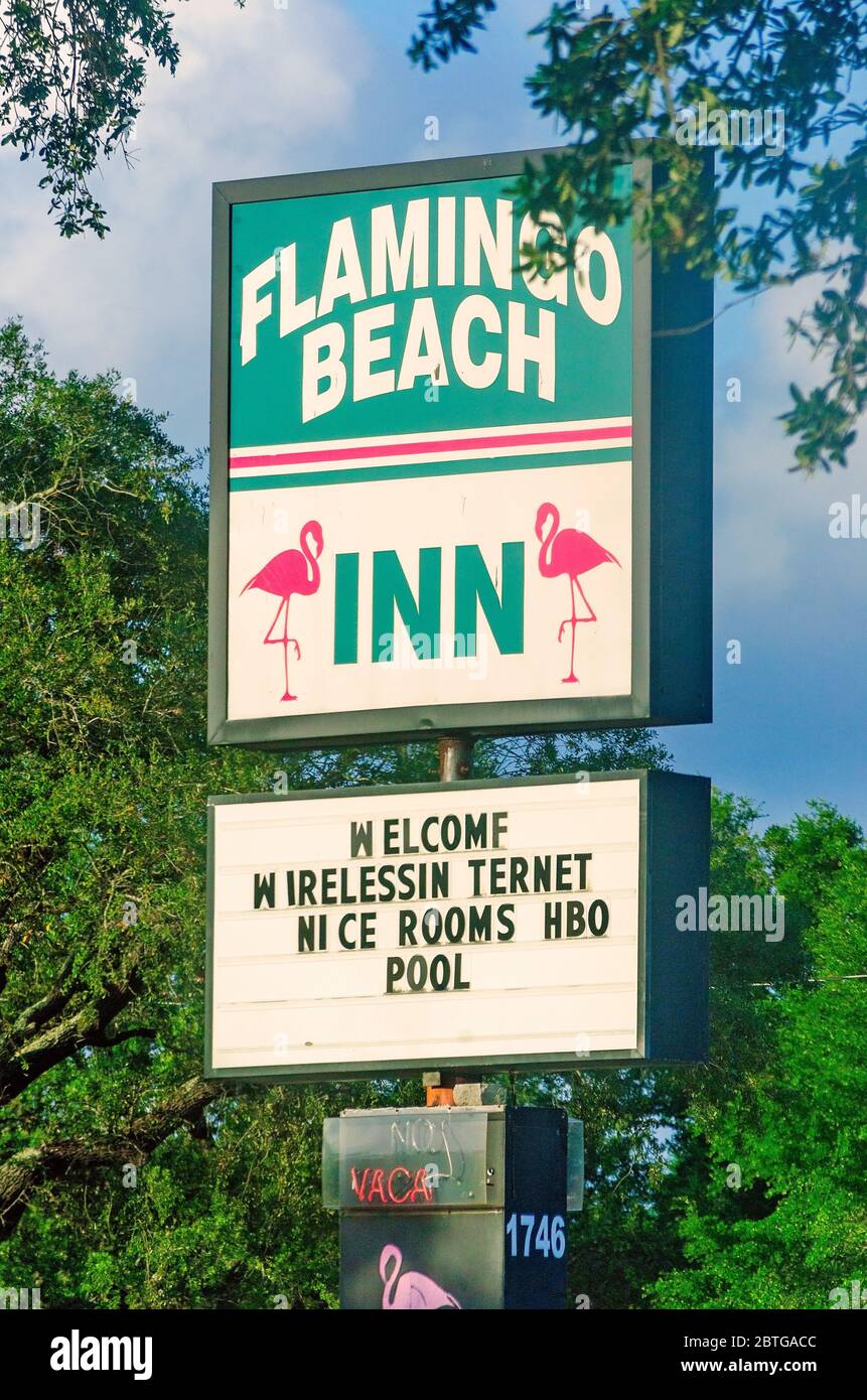 Un panneau pour le motel de Flamingo Beach Inn est photographié, le 23 mai 2020, à Biloxi, Mississippi. Banque D'Images