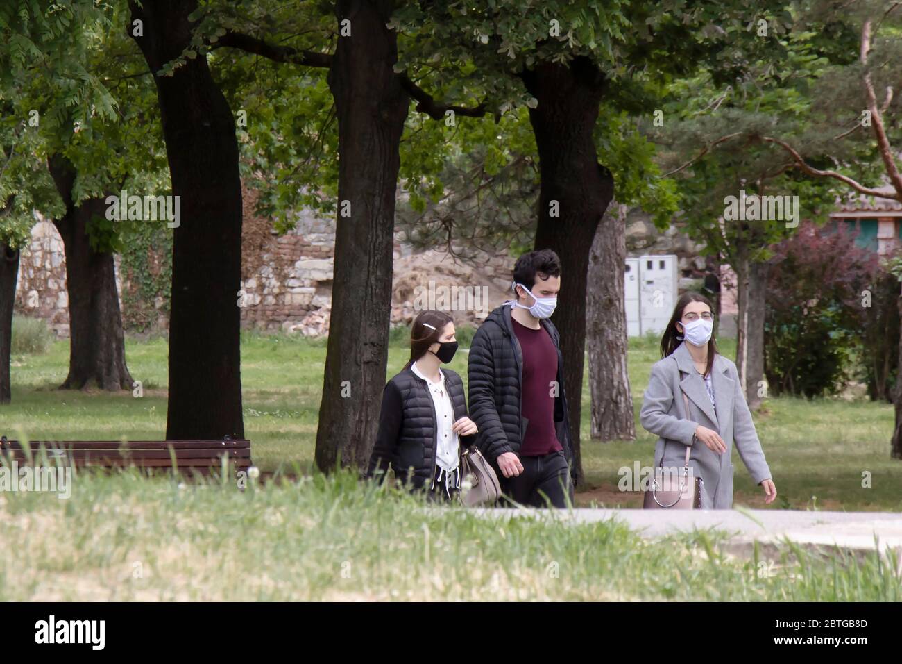 Belgrade, Serbie - 12 mai 2020 : jeunes portant un masque facial tout en marchant dans la nature, dans le parc public de la ville de Kalemegdan Banque D'Images