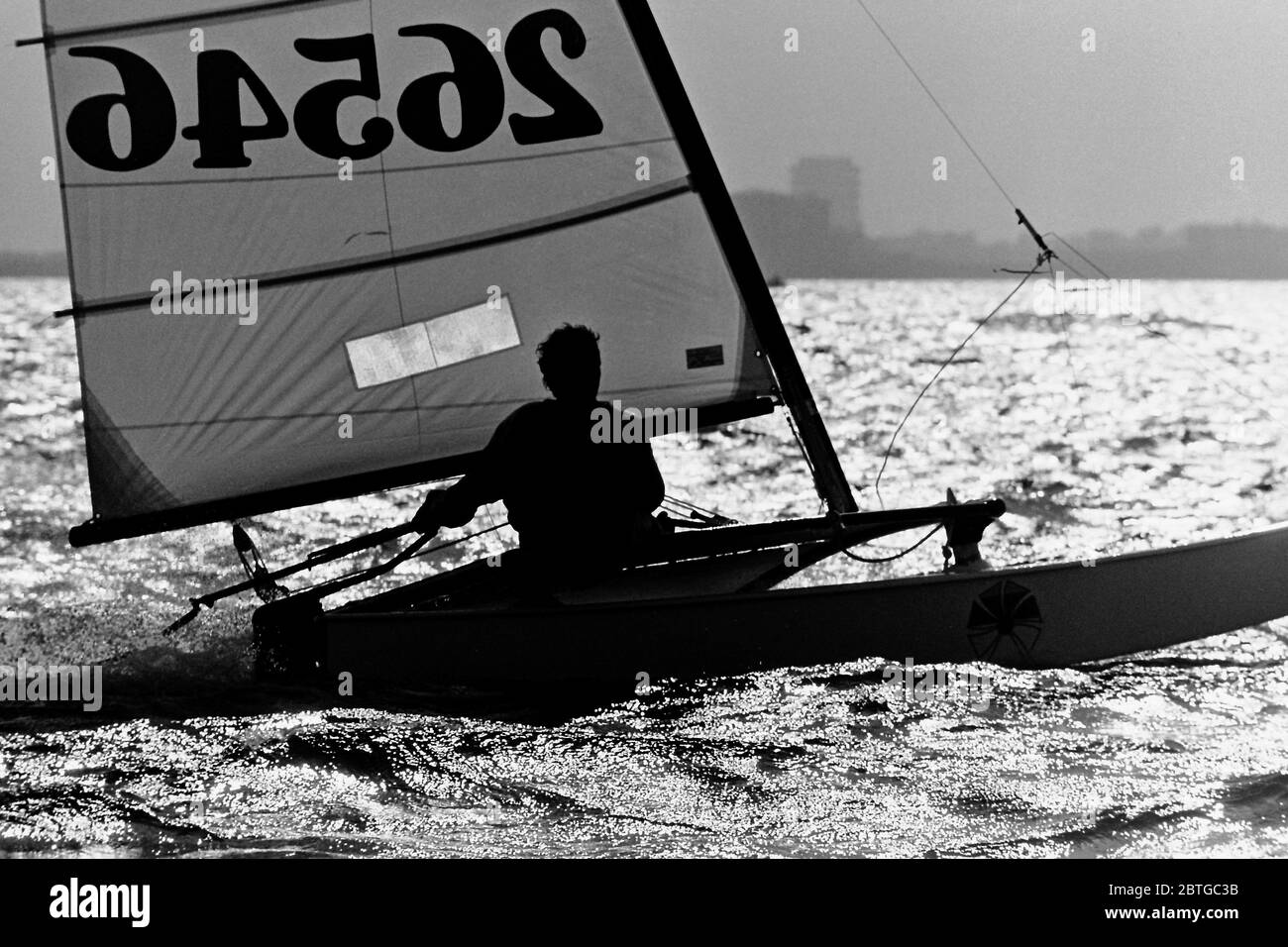 AJAXNETPHOTO. 1977. BAIE DE LAS SALINAS, LANZAROTE, ESPAGNE. - UN CONCURRENT QUI SE PRÉSENTE DANS UNE BRISE RAIDE ET DES EAUX AGITÉES AUX CHAMPIONNATS DU MONDE HOBIE CAT 14; VOILE NUMÉRO 26546. PHOTO:JONATHAN EASTLAND/AJAX REF:7726091 69 Banque D'Images