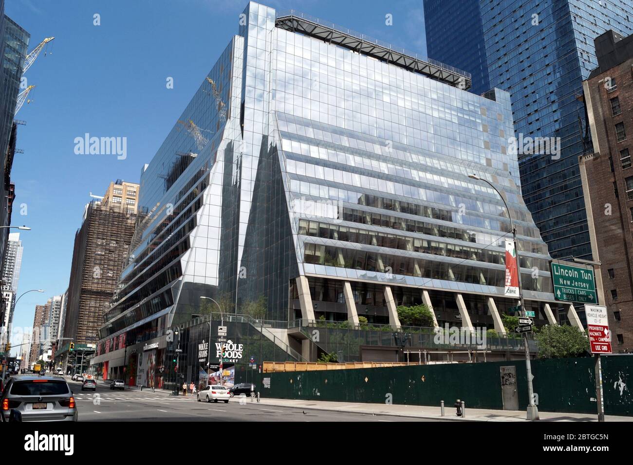 Immeuble de bureaux moderne situé à l'angle de la 10ème avenue et de la 31e rue W, à côté de Hudson yards, New York, NY, USA Banque D'Images