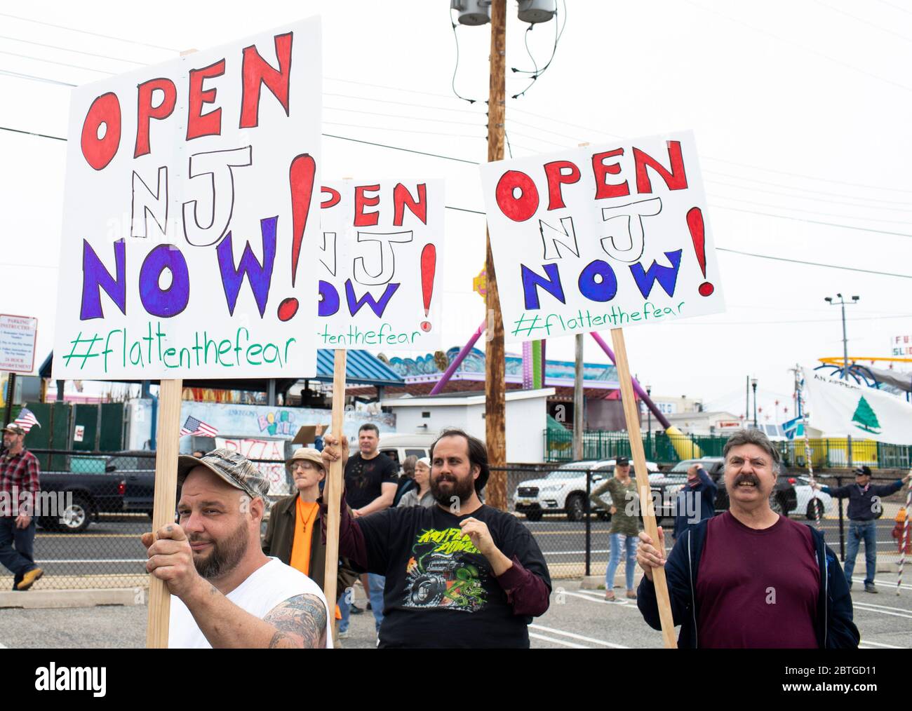 Point Pleasant, New Jersey, États-Unis. 25 mai 2020. Des manifestants sont présentés lors d'une manifestation de réouverture du NJ à point Pleasant Beach, New Jersey. La manifestation et le rassemblement ont eu lieu pour exiger que Gov. Murphy, D-NJ ouvre des entreprises non essentielles alors que la saison estivale commence à Jersey Shore.l'État a signalé 16 nouveaux décès dus au coronavirus lundi, le nombre de patients dans les hôpitaux continuant de diminuer, passant de 2,700 à 8,000. À ce jour, 11,144 vies ont été perdues crédit : Brian Branch Price/ZUMA Wire/Alay Live News Banque D'Images