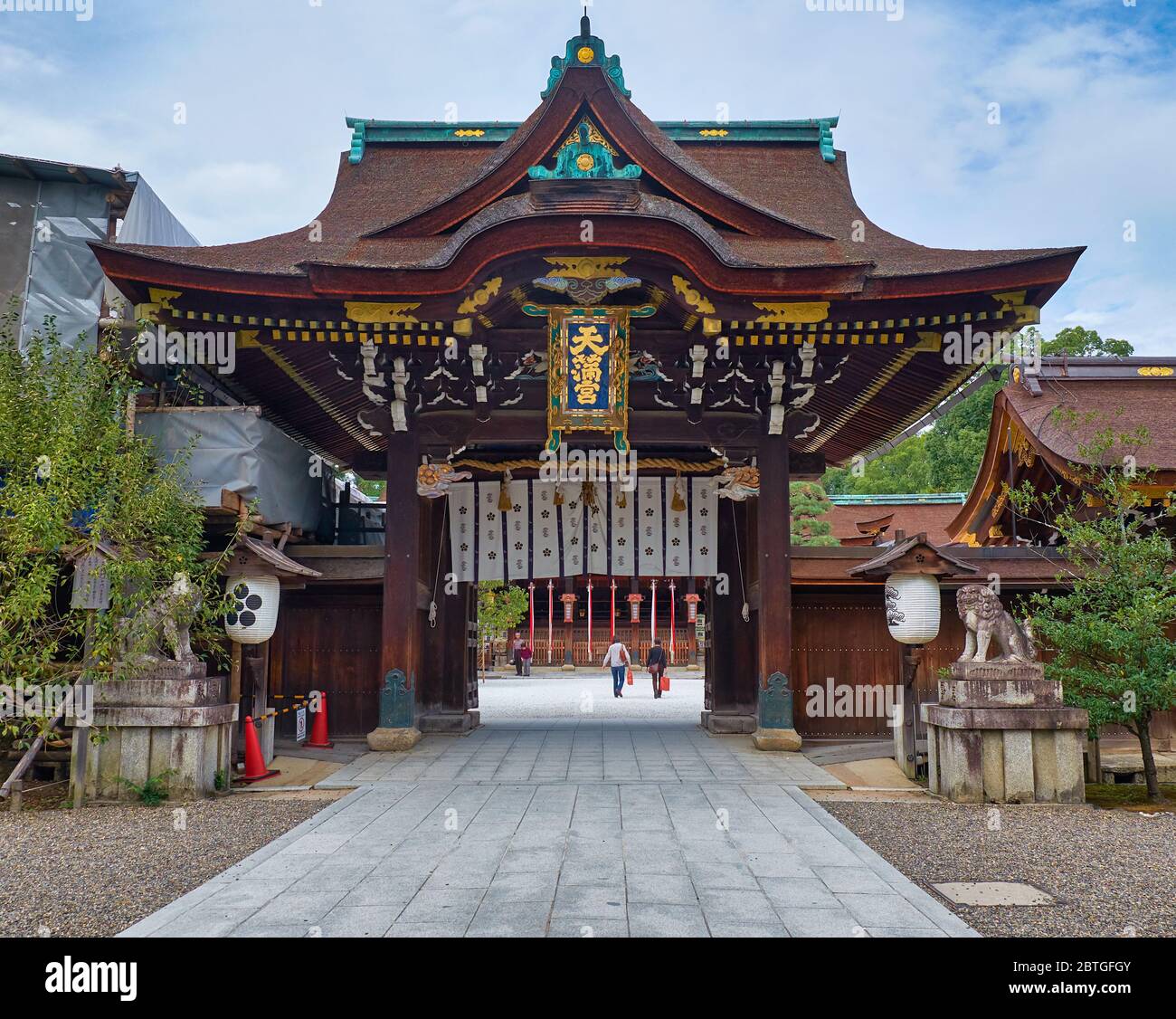 KYOTO, JAPON - 17 OCTOBRE 2019 : vue sur la porte traditionnelle chinoise (karamon ou karakado), la porte Sanko-mon au sanctuaire de Kitano Tenmangu. K Banque D'Images