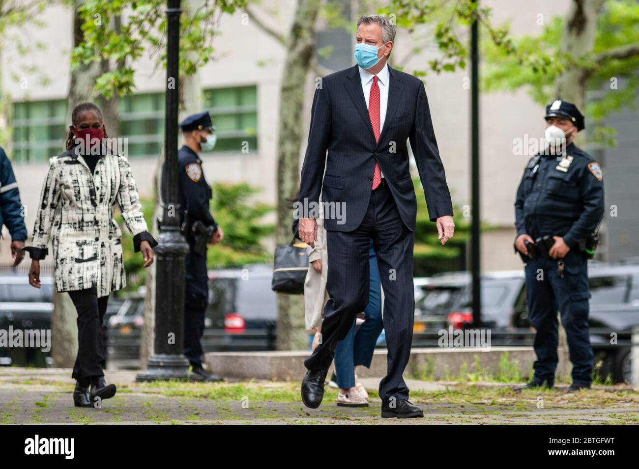 Brooklyn, États-Unis. 25 mai 2020. Bill de Blasio, maire de New York, et la première dame McCray arrivent au Mémorial de la guerre de Brooklyn pour la cérémonie de pose de couronne du jour du souvenir à Brooklyn, New York, le 25 mai 2020. (Photo de Gabriele Holtermann/Pacific Press) crédit: Pacific Press Agency/Alay Live News Banque D'Images