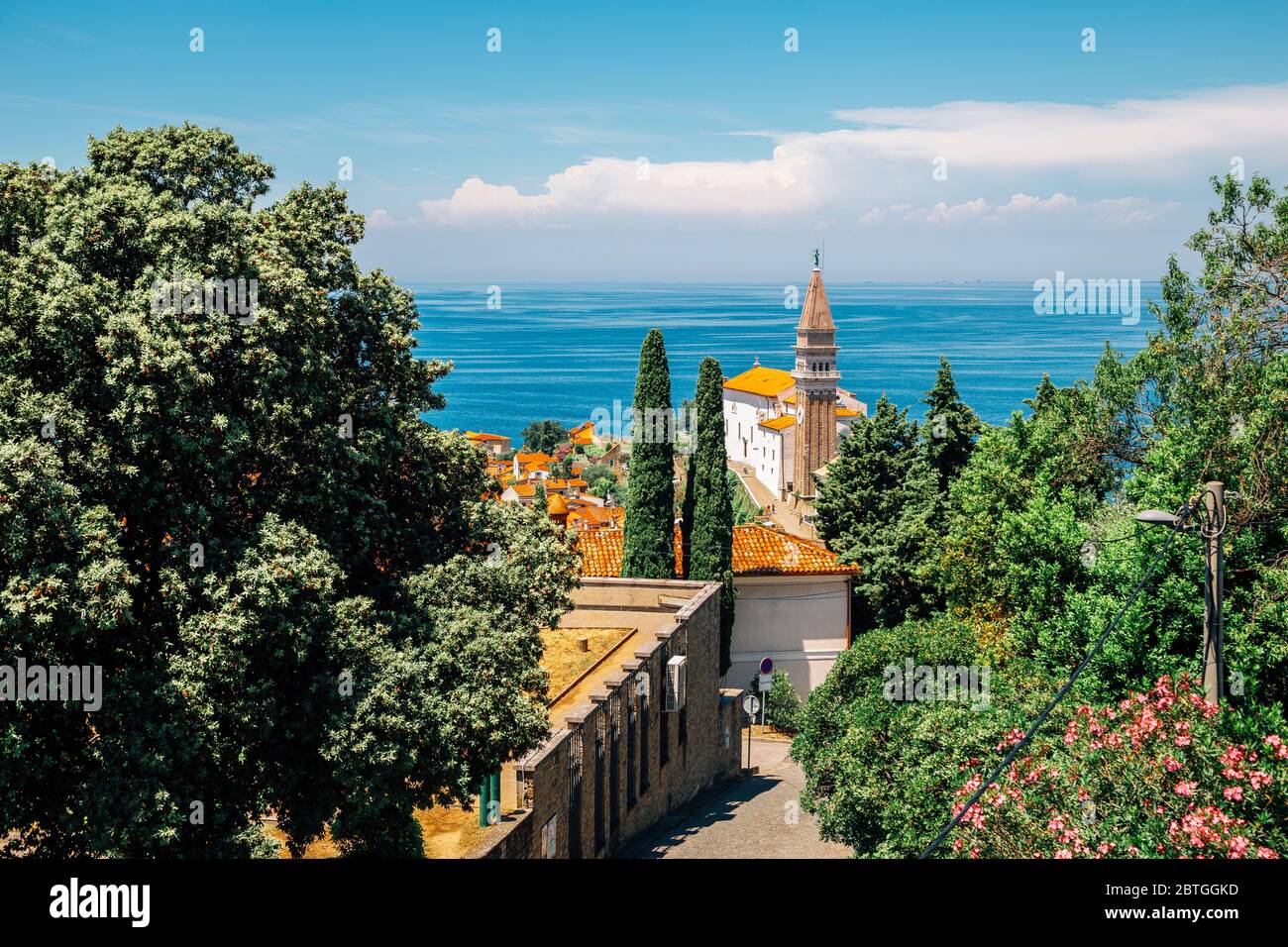 Eglise paroissiale de Saint-Georges et vieille ville et mer Adriatique à Piran, Slovénie Banque D'Images