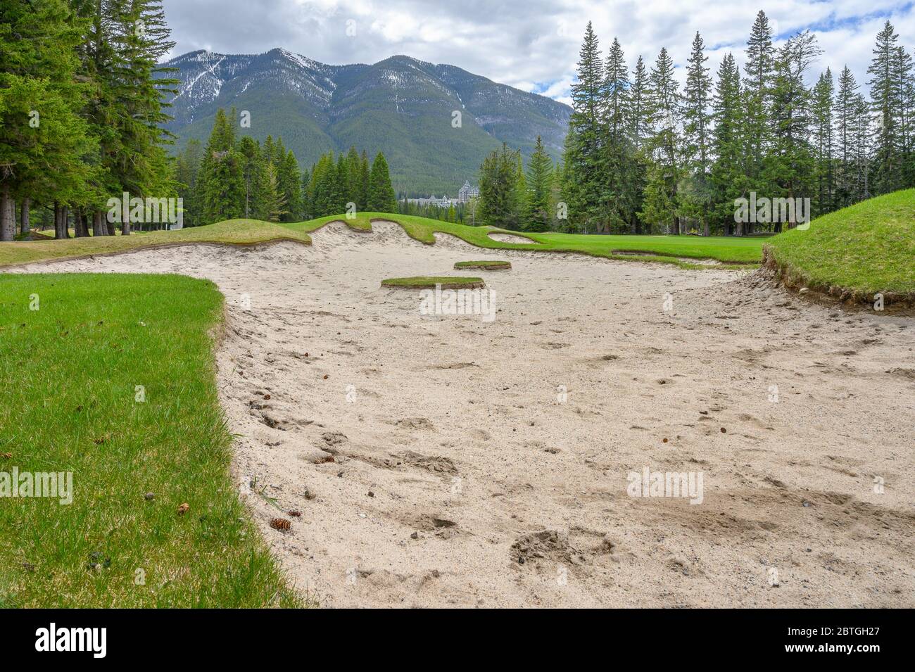 Printemps au parcours de golf Banff Springs, dans le parc national Banff, Canada Banque D'Images