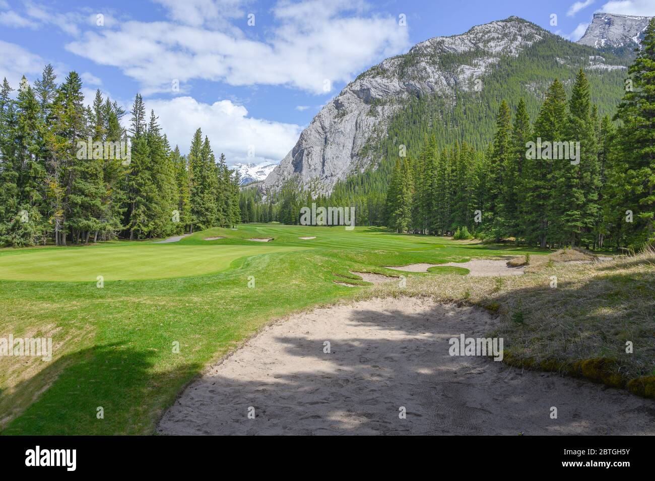 Printemps au parcours de golf Banff Springs, dans le parc national Banff, Canada Banque D'Images