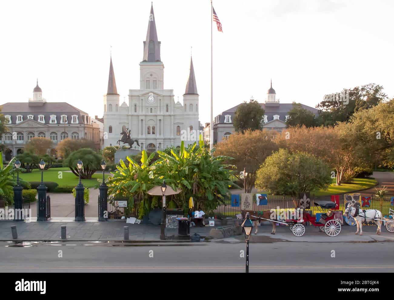 Buggies à cheval en face de la cathédrale St Louis, Jackson Square, French Quarter, la Nouvelle-Orléans, Louisiane, États-Unis Banque D'Images