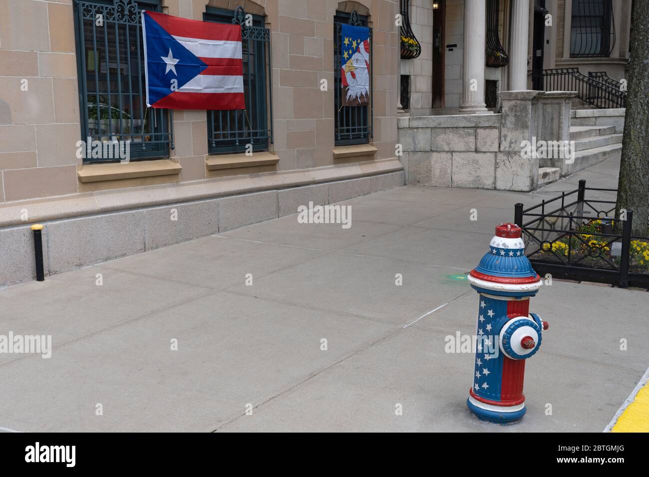 NEW YORK, NEW YORK - 25 MAI 2020 : Raymond Miranda affiche les drapeaux américains et portoricains le week-end du Memorial Day à l'extérieur de son appartement. Banque D'Images