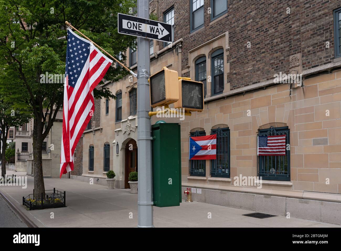 NEW YORK, NEW YORK - 25 MAI 2020 : Raymond Miranda affiche les drapeaux américains et portoricains le week-end du Memorial Day à l'extérieur de son appartement. Banque D'Images