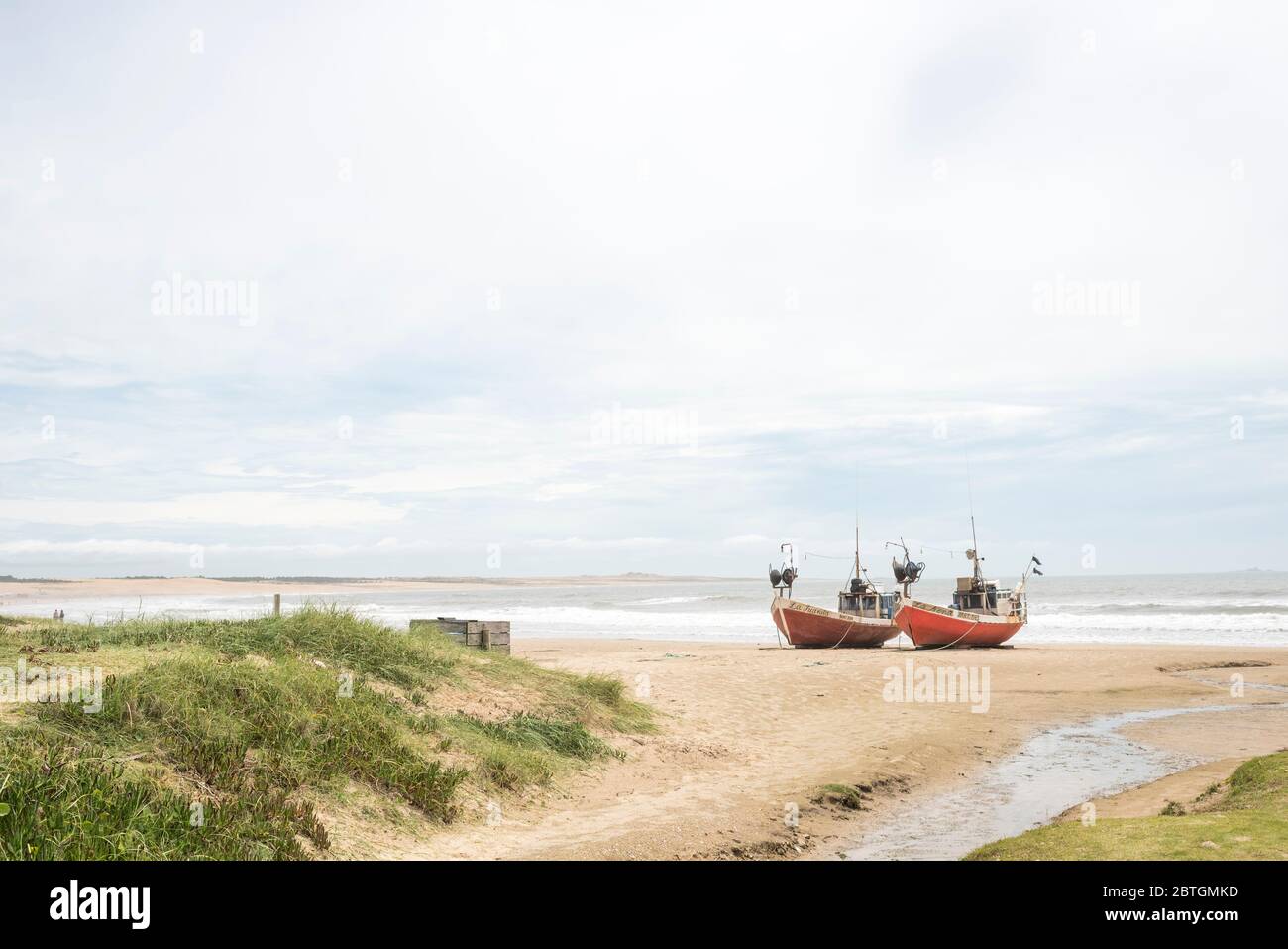 Cabo Polonio, Rocha / Uruguay; 30 décembre 2018: Couple de bateaux sur la rive de la plage Banque D'Images