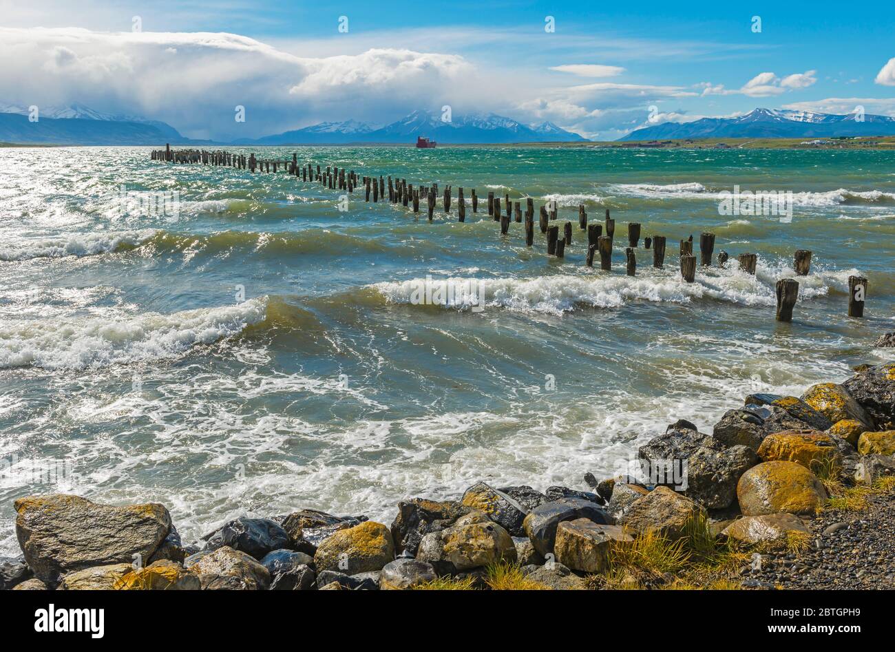 Vagues et vent au bord du fjord du Soleil de Las Hope à Puerto Natales, Patagonie, Chili. Banque D'Images