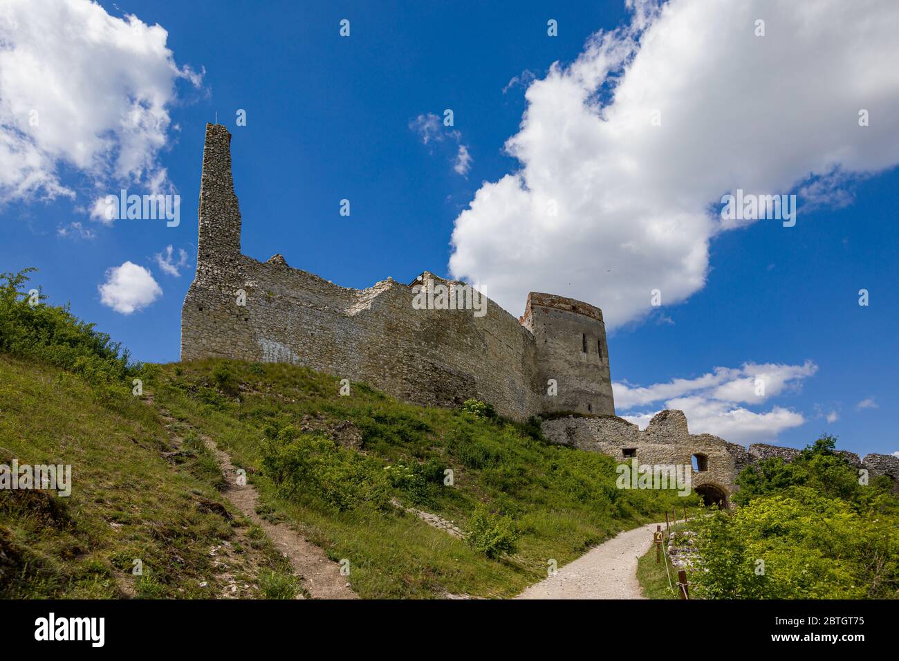 Les ruines du château de Cachtice au-dessus du village de Cachtice, Slovaquie Banque D'Images