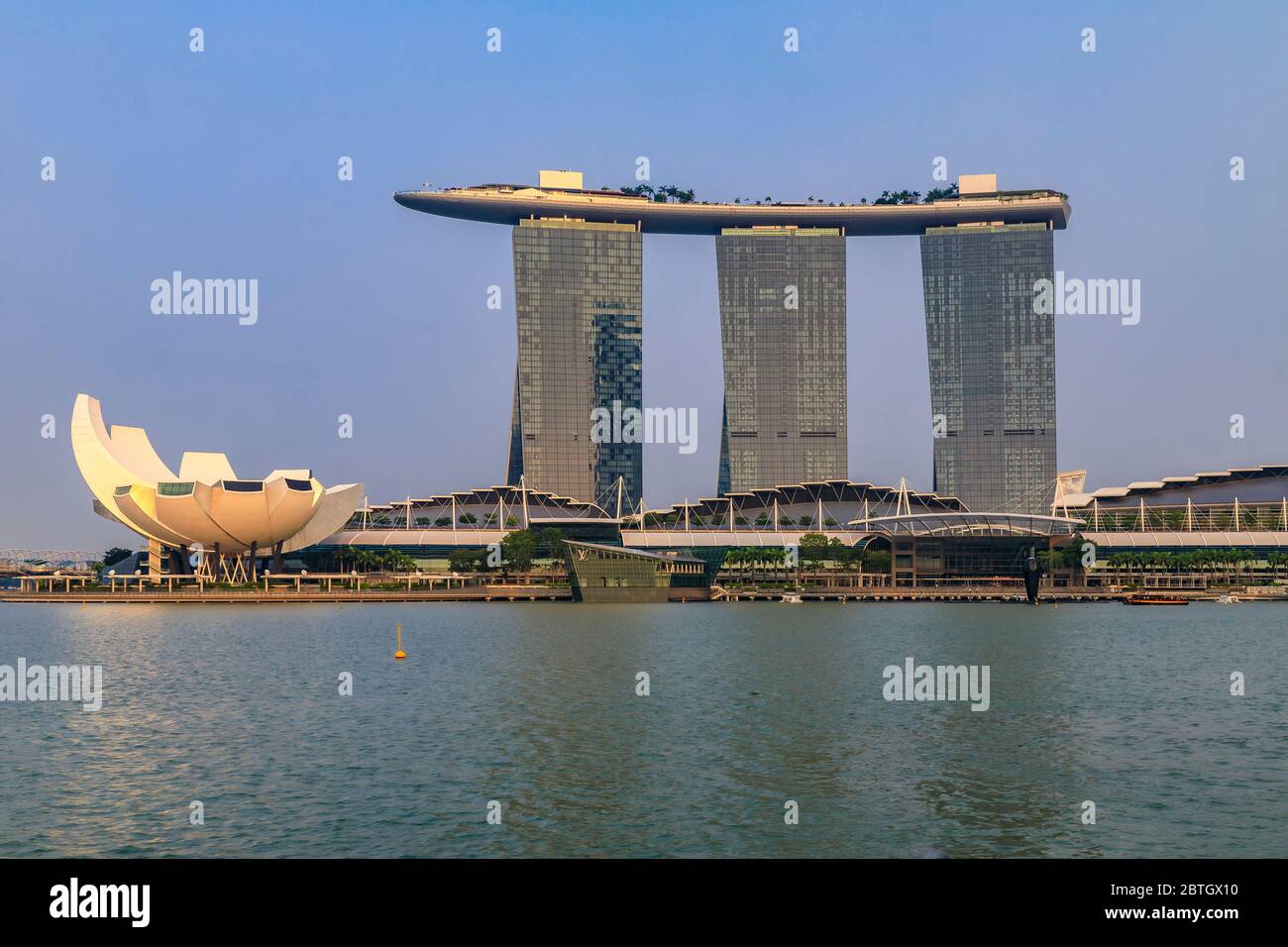 Singapour - 9 septembre 2019 : célèbre hôtel de luxe et casino Marina Bay Sands à surf avec le célèbre musée ArtScience en forme de fleur avant le coucher du soleil Banque D'Images