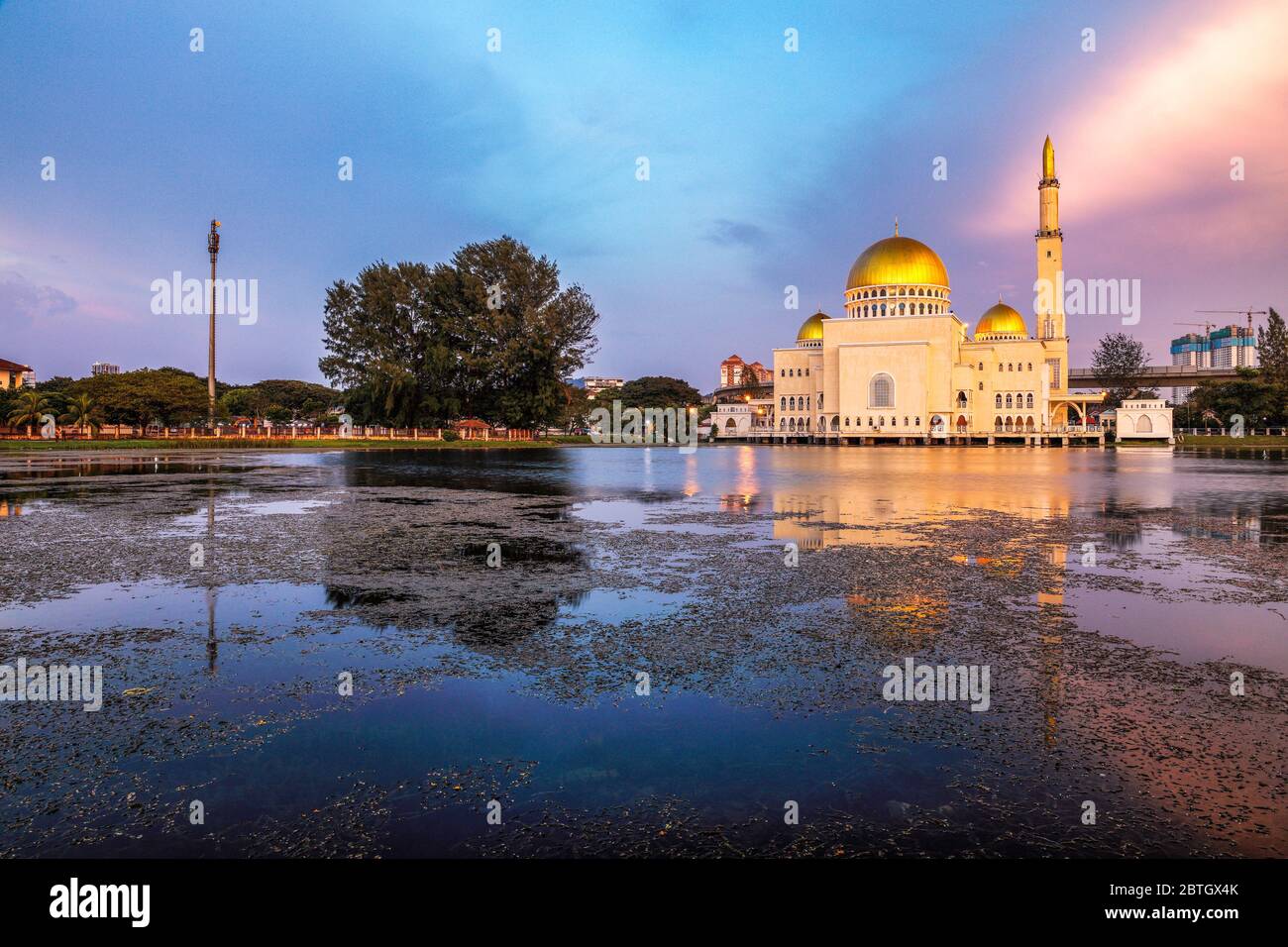 La mosquée Puchong Perdana en Malaisie au coucher du soleil. Banque D'Images