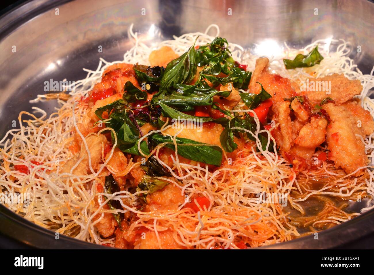 Nouilles frites croustillantes au poisson Sappers, cuisine thaïlandaise Banque D'Images