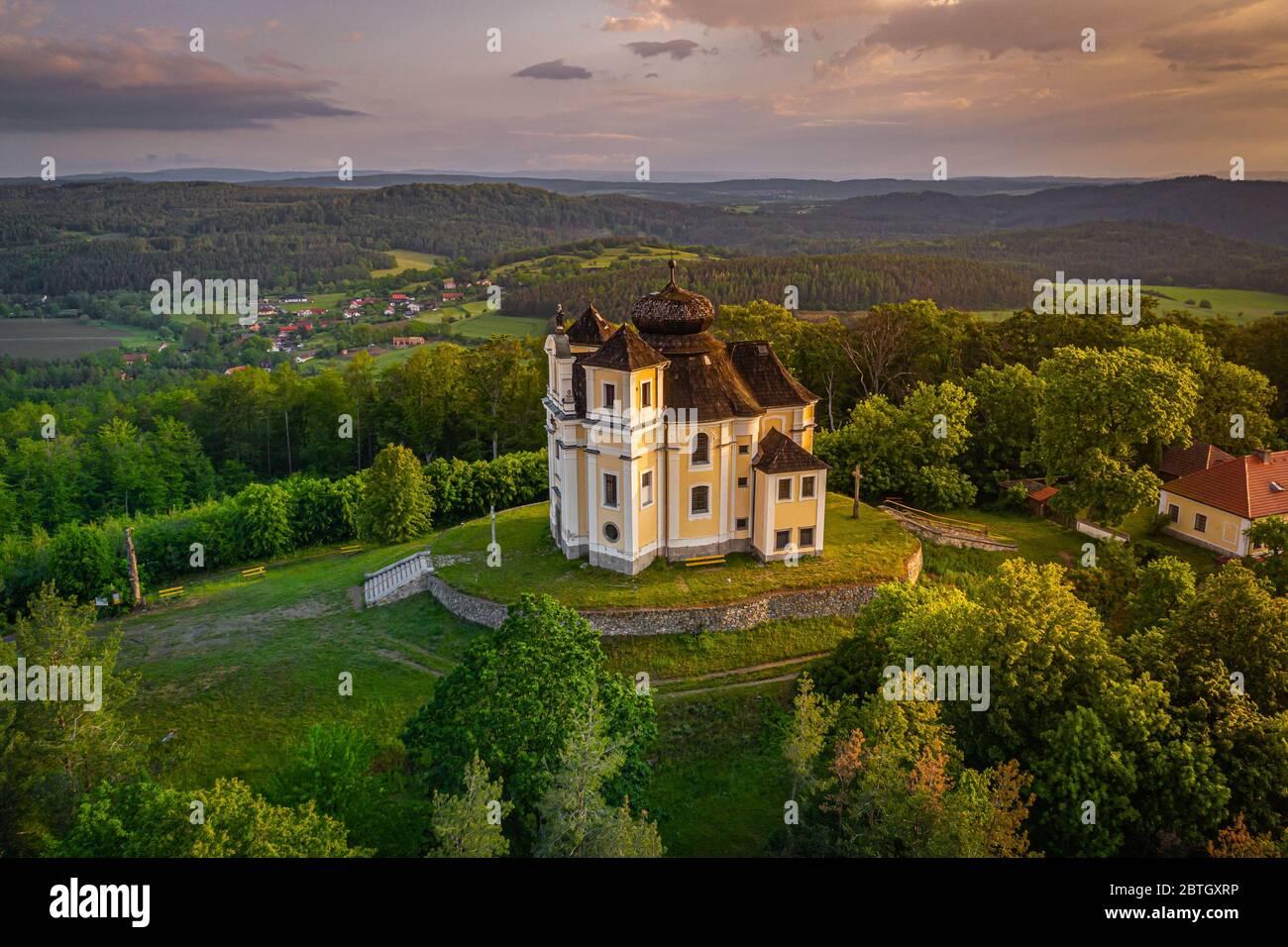 La montagne du pavot est un sommet des collines de Benesov et un lieu de pèlerinage important. Église baroque de Saint Jean-Baptiste et de la Vierge Marie. Banque D'Images