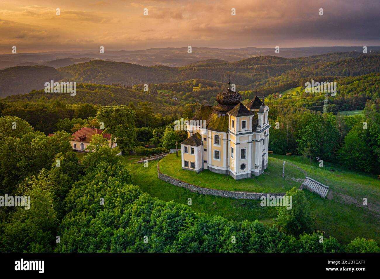 La montagne du pavot est un sommet des collines de Benesov et un lieu de pèlerinage important. Église baroque de Saint Jean-Baptiste et de la Vierge Marie. Banque D'Images