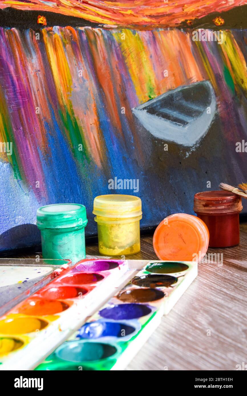 La tempera peint sur la table dans un atelier, la mise au point sélective, le jeu de peintures aquarelles, les brosses pour la peinture et la palette Banque D'Images