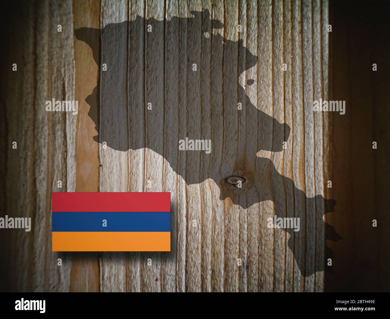 Carte et drapeau de l'Arménie sur fond de bois, illustration 3D. Banque D'Images