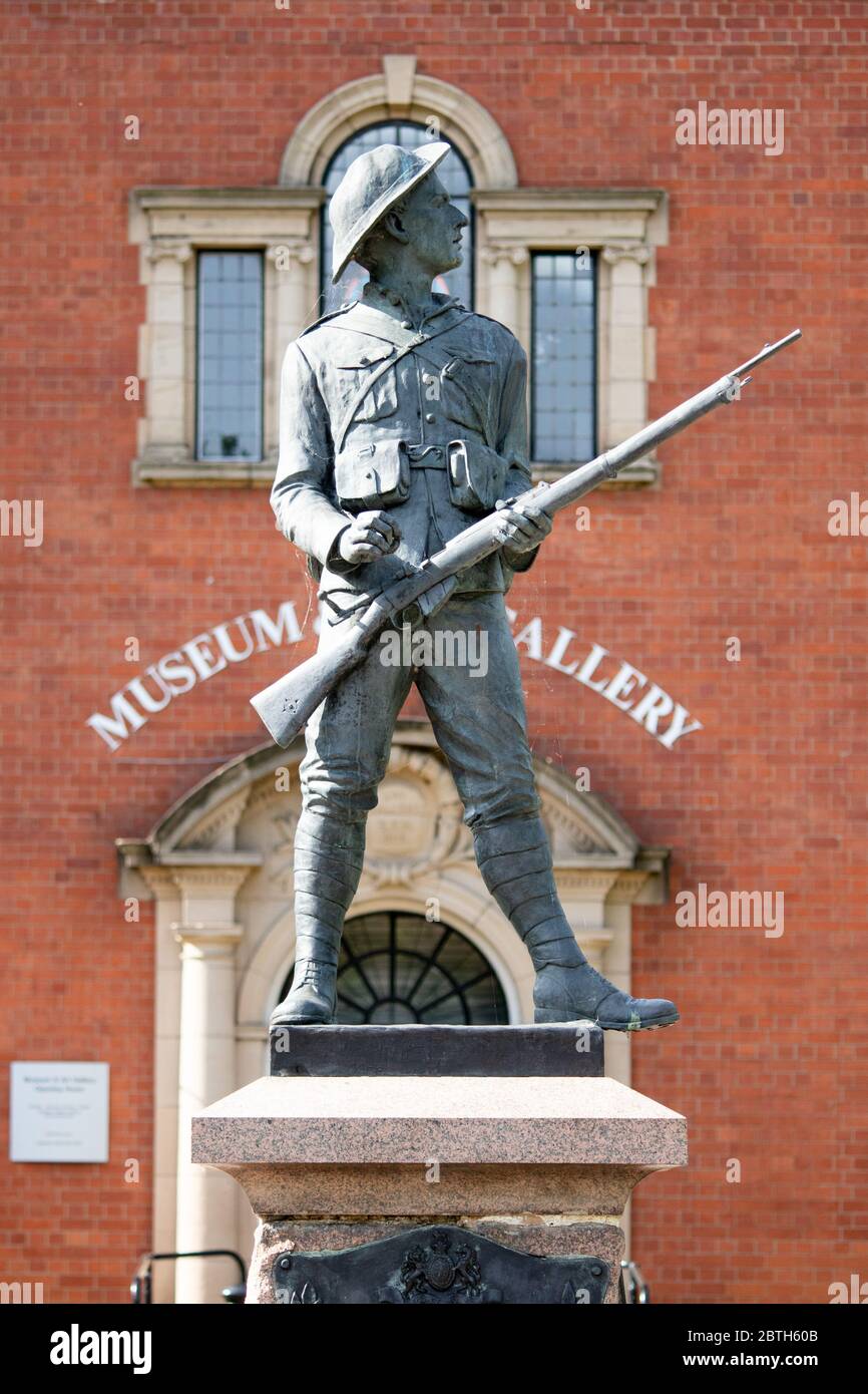 La statue d'un soldat dans le parc Riversley Nuneaton pour marquer la mémoire des hommes de Nuneaton qui ont pris part à la guerre d'Afrique du Sud 1899-1902. Banque D'Images