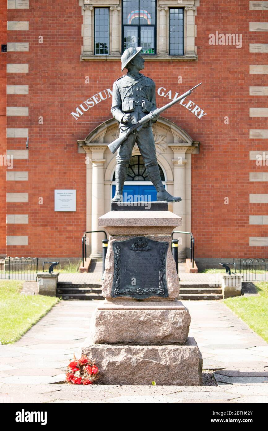 La statue d'un soldat dans le parc Riversley Nuneaton pour marquer la mémoire des hommes de Nuneaton qui ont pris part à la guerre d'Afrique du Sud 1899-1902. Banque D'Images