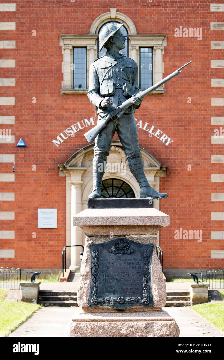 La statue d'un soldat dans le parc Riversley Nuneaton pour marquer la mémoire des hommes de Nuneaton qui ont pris part à la guerre d'Afrique du Sud 1899-1902. Banque D'Images