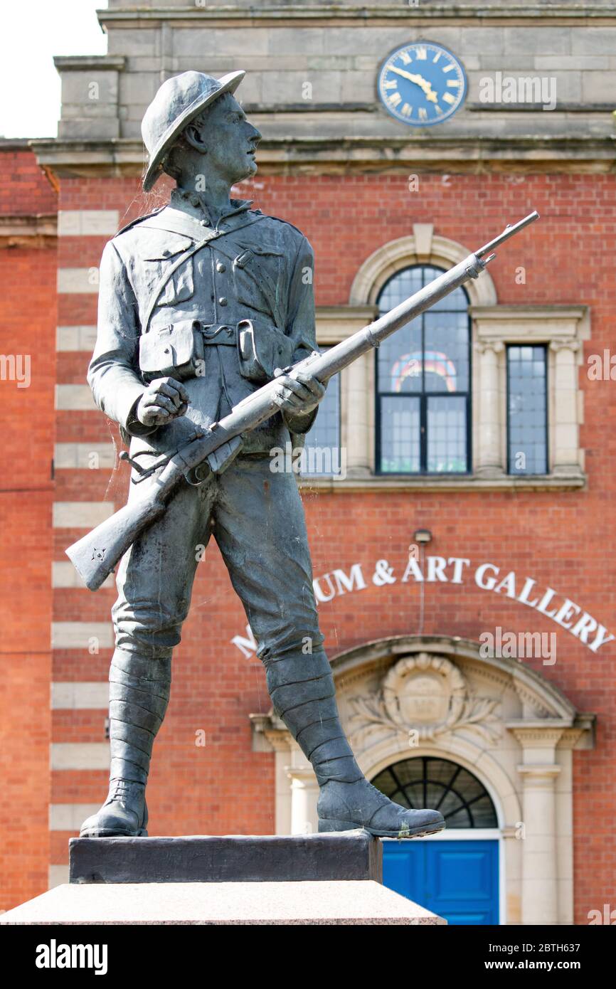 La statue d'un soldat dans le parc Riversley Nuneaton pour marquer la mémoire des hommes de Nuneaton qui ont pris part à la guerre d'Afrique du Sud 1899-1902. Banque D'Images